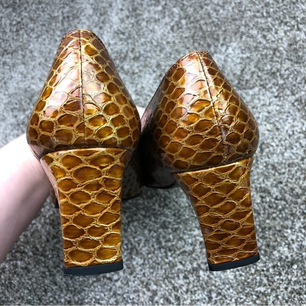 Stuart Weitzman Snakeskin Print Heels Size 9 2.5”… - image 4